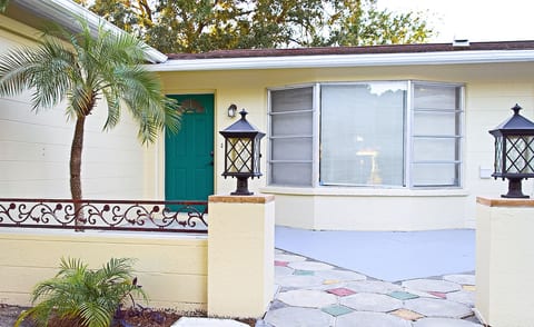 Front courtyard view