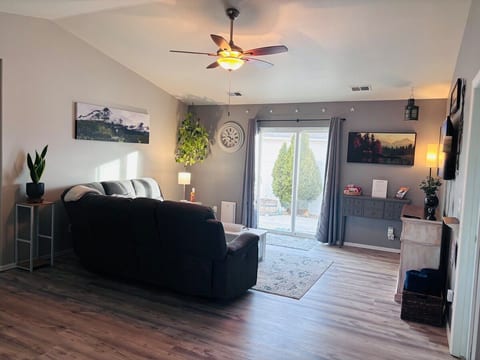 CO Beehive with peaceful patio sunsets/2 King Beds image 4
