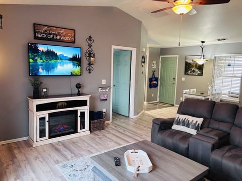 CO Beehive with peaceful patio sunsets/2 King Beds image 5