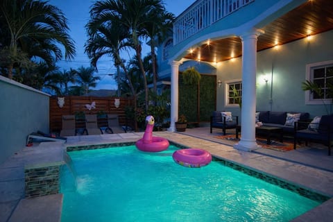 Boho-Baha: 2BR Retreat with Pool Near Coral Harbour Beach