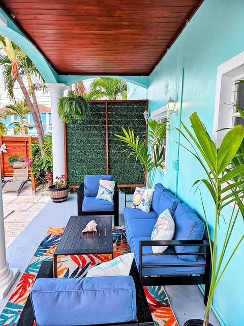 Pink Coral in Nassau: 2BR Apartment with Pool, Near Beach, book direct