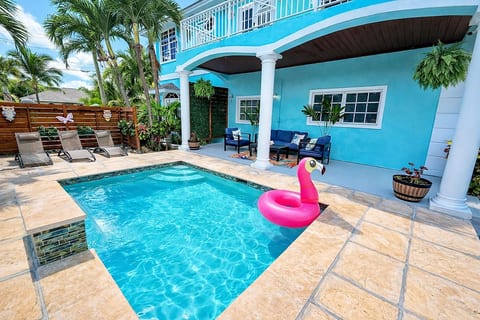 Pink Coral in Nassau: 2BR Apartment with Pool, Near Beach, book direct
