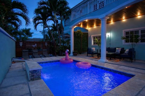 Pink Coral in Nassau: 2BR Apartment with Pool, Near Beach, book direct