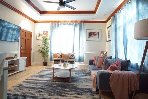 Pink Coral in Nassau: 2BR Apartment with Pool, Near Beach, book direct