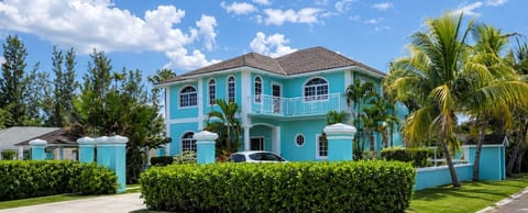 Pink Coral in Nassau: 2BR Apartment with Pool, Near Beach, book direct
