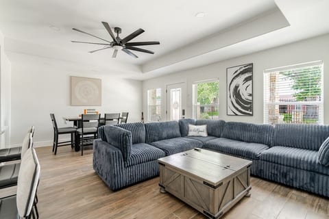 Modern Home 5 min. from Houston Stadium image 3