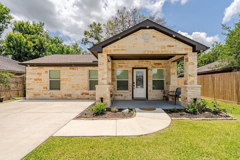 Modern Home 5 min. from Houston Stadium image 2