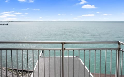 Lake front retreat image 5