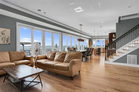 Lake front retreat image 3