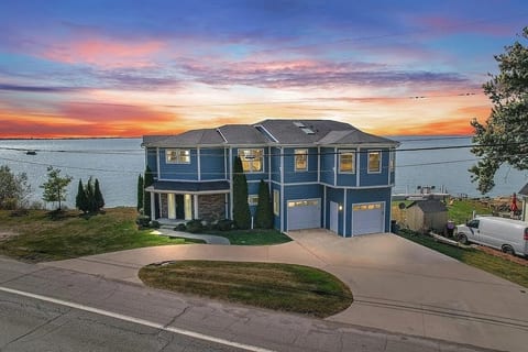 Lake front retreat image 1