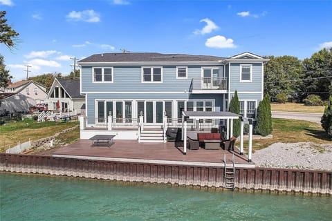 Lake front retreat image 2