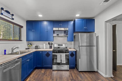 5BR Historic Urban Retreat with Pool, Firepit, Balcony & Luxury Soaking Tub near Downtown Dallas, Baylor & Deep Ellum