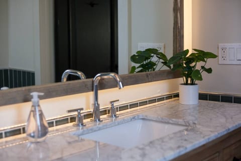 Secret Garden Studio w/ Hot Tub: Near Forsyth Park