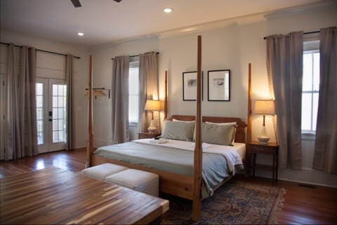 Secret Garden Studio w/ Hot Tub: Near Forsyth Park