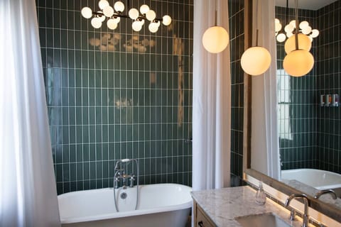Secret Garden Studio w/ Hot Tub: Near Forsyth Park