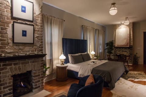 Intimate Library Studio - Minutes to Forsyth Park