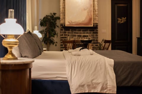 Intimate Library Studio - Minutes to Forsyth Park