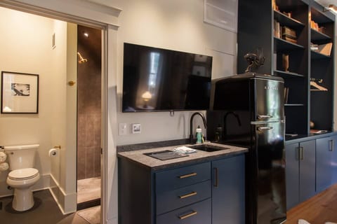 Intimate Library Studio - Minutes to Forsyth Park