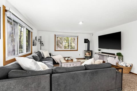 Relax in style in our inviting living room, featuring a spacious sectional that’s perfect for family movie nights or cozy gatherings. Enjoy your favorite shows on the impressive 65-inch TV, or unwind by the warmth of the gas fireplace. 
