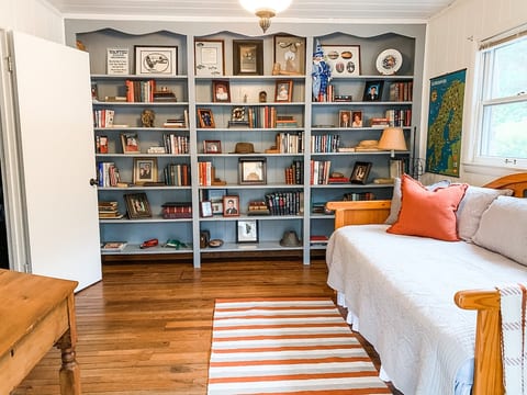 Bedroom 5: library day bed turns into trundle bed, can sleep 2.