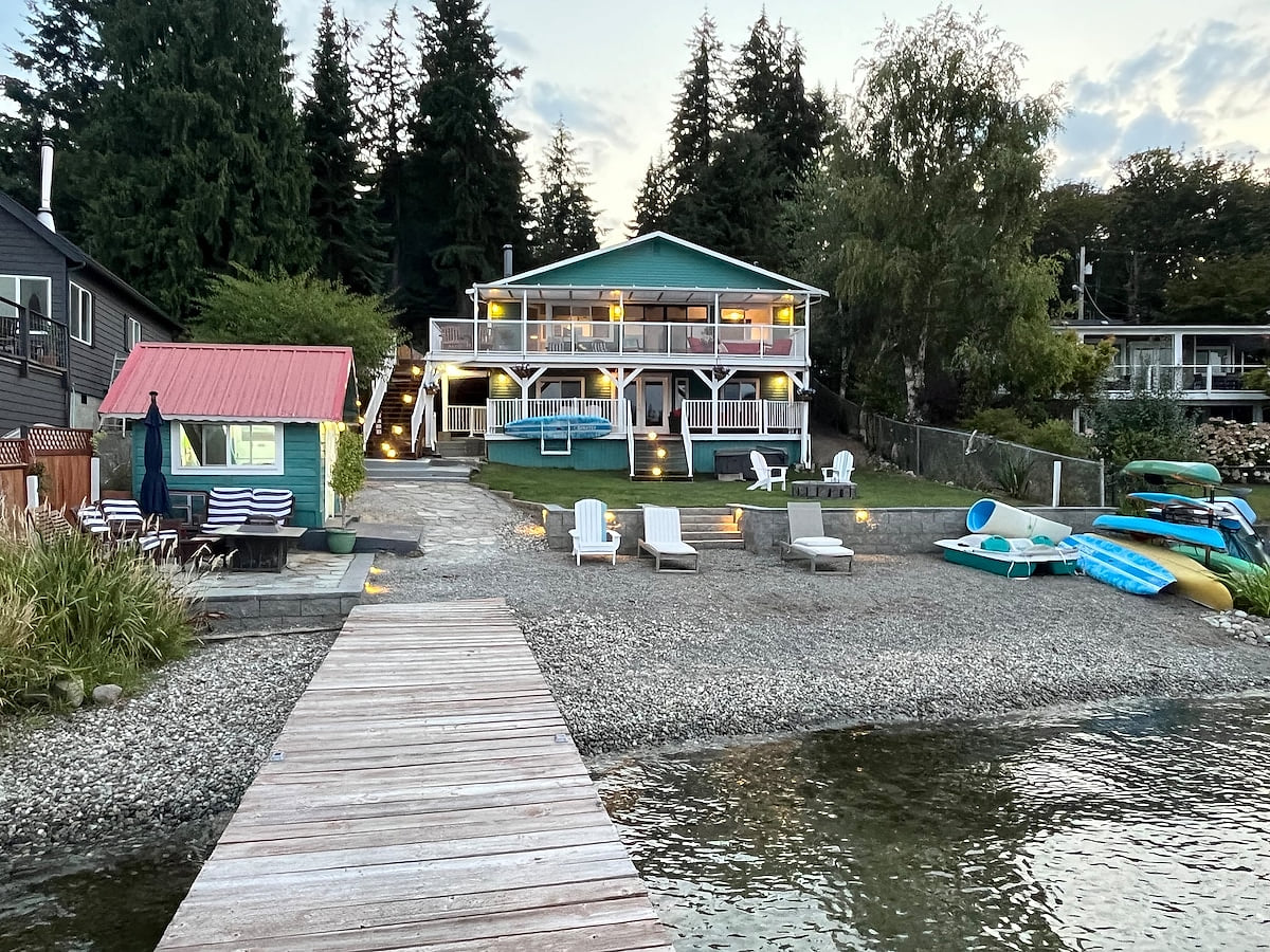 Lakeside Retreat: Beach, Dock, HotTub, Toys Galore