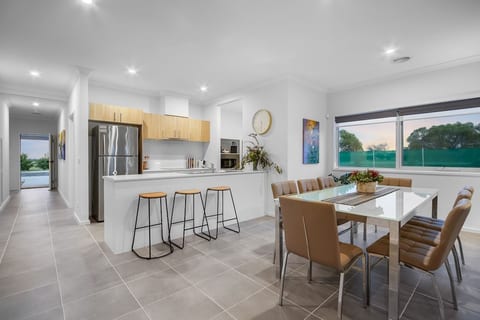 Brand new 5BR near A’port, Sleeps 10 image 3