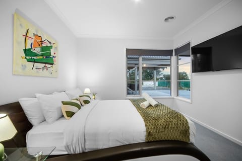 Brand new 5BR near A’port, Sleeps 10 image 4
