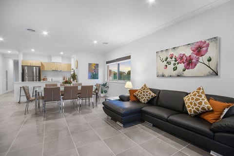 Brand new 5BR near A’port, Sleeps 10 image 5