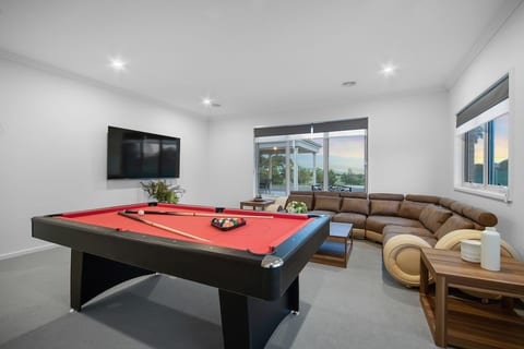 Brand new 5BR near A’port, Sleeps 10 image 1