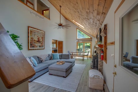 Off access rd Cozy Killington home Private Hot Tub image 4
