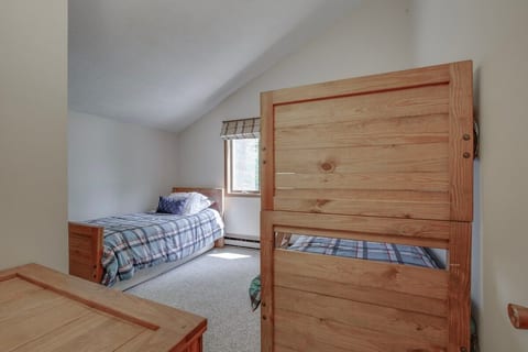 Off access rd Cozy Killington home Private Hot Tub image 5