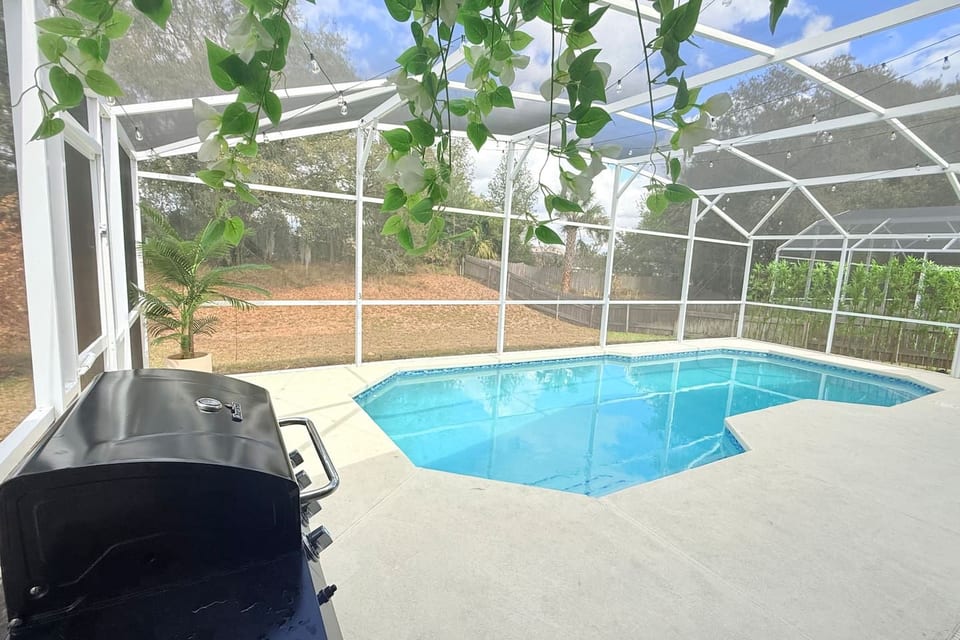 Private screened pool; pool heat included, 8 a.m.–7 p.m.

