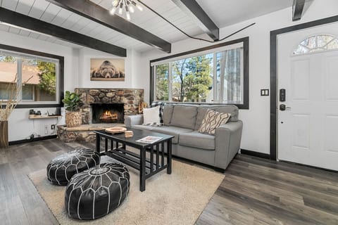 Cozy Modern Spa, Natural Gas BBQ and Firepit