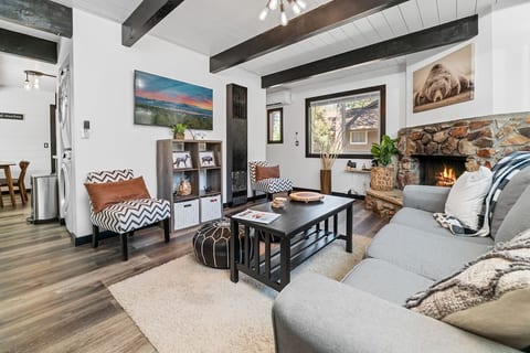 Cozy Modern Spa, Natural Gas BBQ and Firepit
