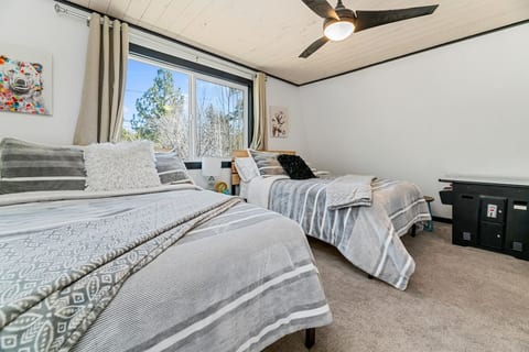 Cozy Modern Spa, Natural Gas BBQ and Firepit