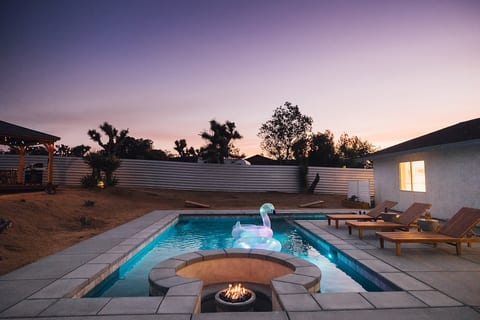 Jackrabbit ~ Pool+Spa, King Beds, Gazebo, Fenced