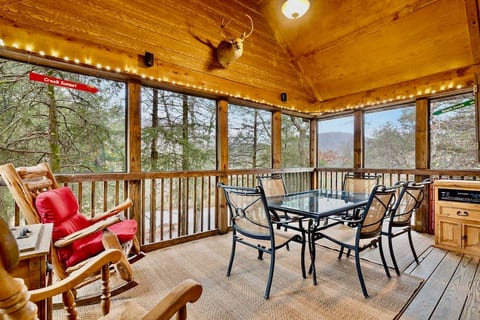 “Roark Lodge” | Sleeps 6 & 7 min to Silver Dollar City