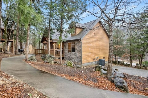 “Roark Lodge” | Sleeps 6 & 7 min to Silver Dollar City