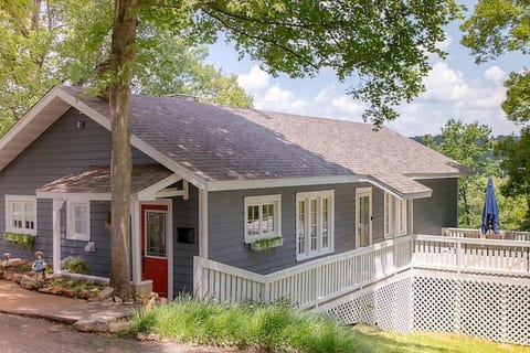 Branson’s Hidden Gem! Perfect Downtown Location!
