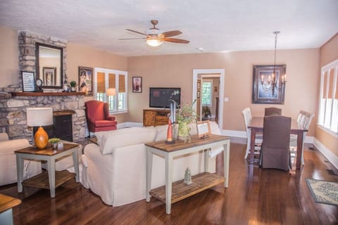 Branson’s Hidden Gem! Perfect Downtown Location!
