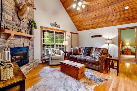 Roark Retreat | Lodge | Sleeps 6 | 7 mins to SDC!