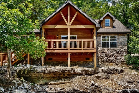 Roark Retreat | Lodge | Sleeps 6 | 7 mins to SDC!
