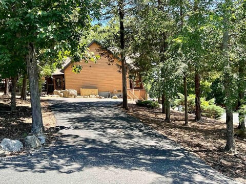 Roark Retreat | Lodge | Sleeps 6 | 7 mins to SDC!