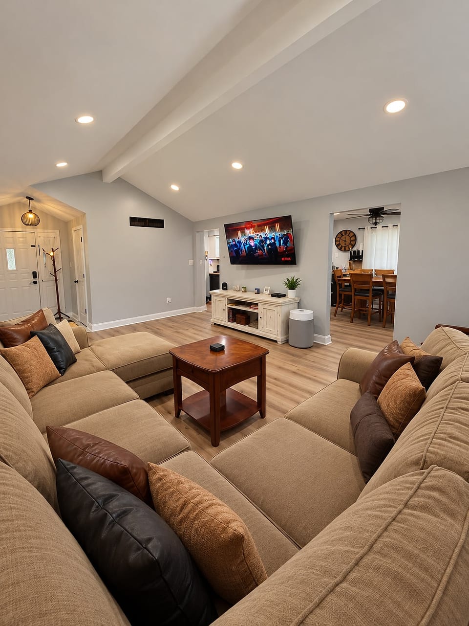 6 bedroom! Pool Table, Gaming Area, Firepit & More image 1