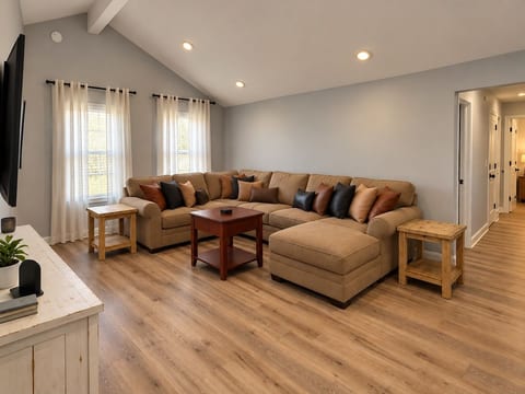 6 bedroom! Pool Table, Gaming Area, Firepit & More image 2