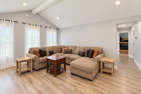 6 bedroom! Pool Table, Gaming Area, Firepit & More image 4