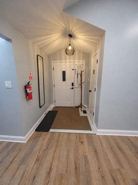 6 bedroom! Pool Table, Gaming Area, Firepit & More image 5