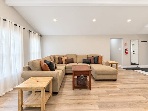 6 bedroom! Pool Table, Gaming Area, Firepit & More image 3