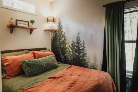 Tiny Cabin Retreat w/Hot Tub & Alpacas Rescue