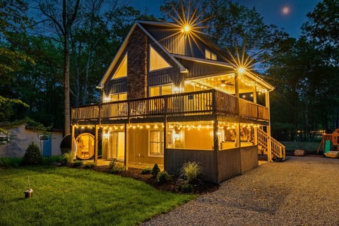 Welcome to our cozy chalet! Two levels of outdoor space with easy access to each are filled with thoughtful mountain, wellness, and recreational amenities ensure you enjoy yourselves.